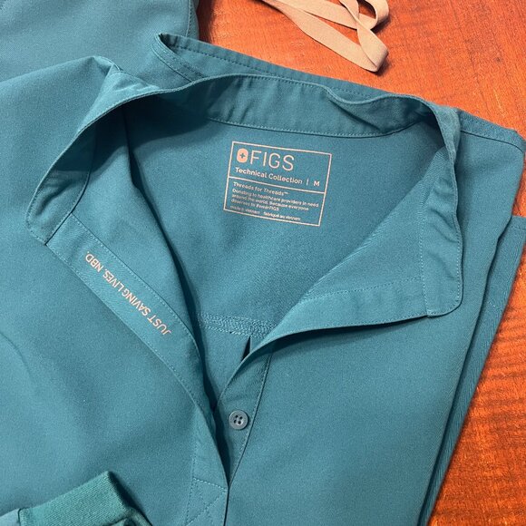 FIGS Pacific Blue Scrub Set (M/S) - Picture 2 of 9